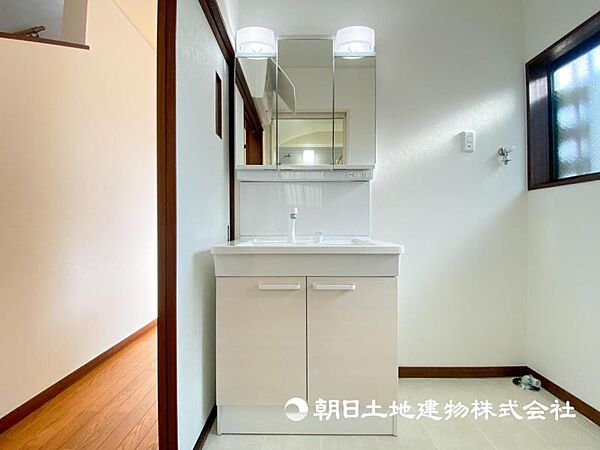【洗面・脱衣所】日常使う場所だからこそ、機能性と収納力を兼ね備えた洗面台を採用です。毎日の朝の支度が楽しみになりますね。