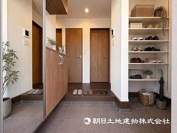 【玄関】明るく広い玄関には収納力に優れたシューズボックス。　靴をスッキリと整頓することができます※家具等はイメージです。