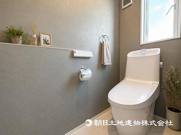 【トイレ】温水洗浄便座付きで年中快適なトイレです。クロスや床の色味も落ち着ける空間です※家具等はイメージです。