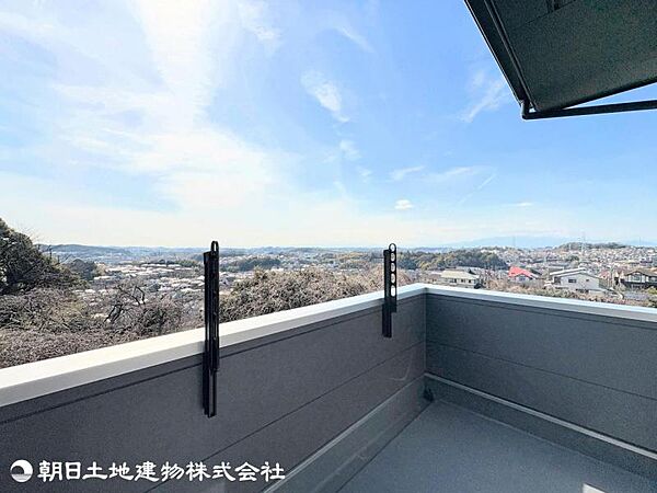 【バルコニー】思わず大きく深呼吸したくなるバルコニー！空が青く、近く、広く感じる事が出来ます
