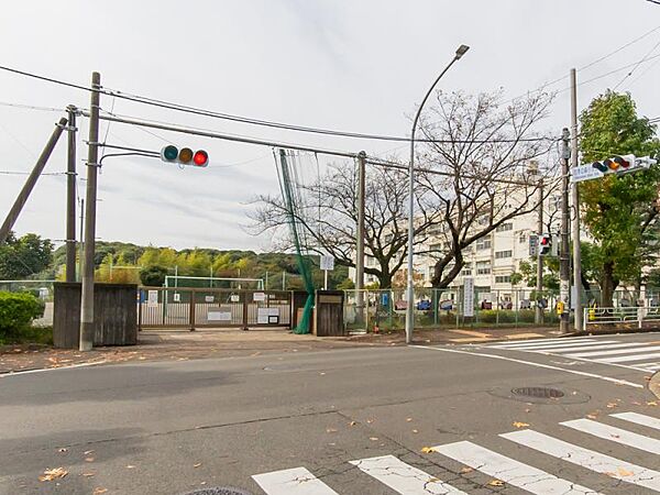 横浜市立四季の森小学校620ｍ