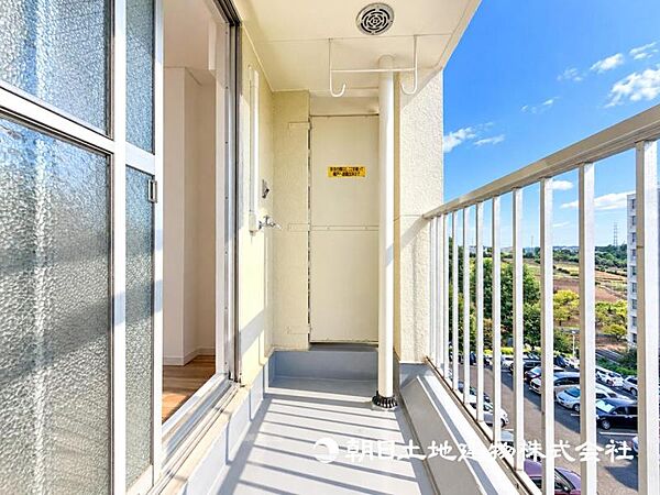 【バルコニー】思わず大きく深呼吸したくなるバルコニー！空が青く、近く、広く感じる事が出来ます