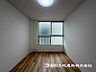 室内：【洋室】大きな窓からたっぷりと陽光が注がれる明るい空間です。家族の成長に対応できる永住仕様の間取り！ 