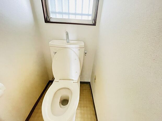 トイレにも窓があり換気可能です。