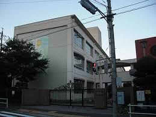 新栄小学校　950ｍ　徒歩約12分。