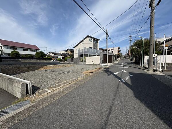 南側公道幅員約6.2ｍ、間口約12.0ｍ。東側公道幅員約3.5m、間口17.2m。