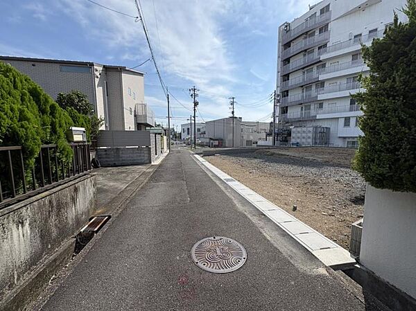 見通しの良い直線道路。毎日の駐車も安心です！