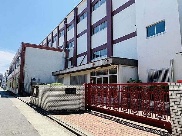 駒方中学校まで　952m　徒歩約12分　閑静な文教地区に位置する伝統校です。少人数で教員の目が行き届きやすく、主体的に学ぶ「たくましさ」と「しなやかさ」を育む教育を実践しています。