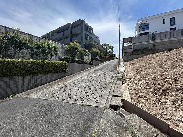 周辺は戸建てが中心の落ち着いた街並み。静かな環境で暮らしたい方・ファミリー層におすすめです！