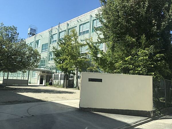 萩山中学校まで　1500m　徒歩約19分●教育目標「社会の一員としての自覚を持ち，未来に生きる望ましい人間の育成」