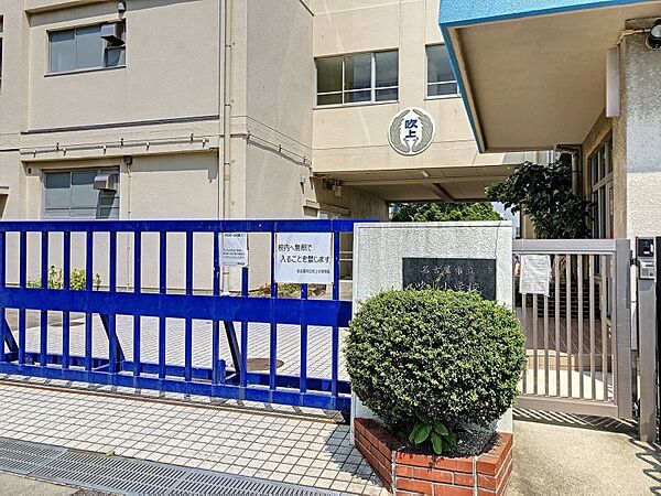 吹上小学校まで　517m　徒歩約7分●教育目標「知・徳・体の調和のとれた人間性豊かな児童の育成と、人間尊重の立場から，知性・感性・体力を培い，心豊かな児童の育成を図る」