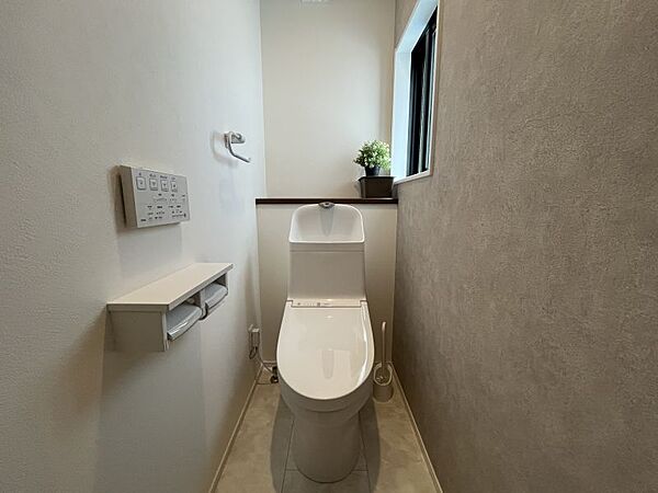 温水洗浄便座でトイレのあとも清潔に。小窓があり、換気ができるのもうれしいポイントです！