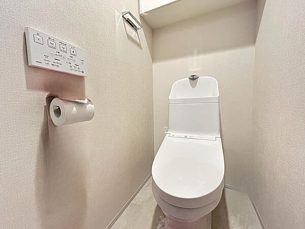快適な温水洗浄便座付き！収納に便利な吊戸棚もあり清潔感のあるトイレです♪