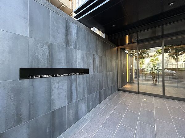 洗練されたデザインの玄関エントランス！訪問者を心地よく迎え入れるマンションの顔です♪