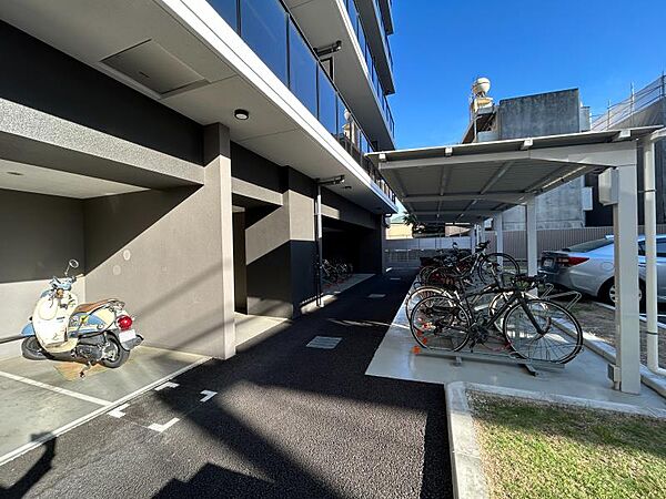 屋根付きの駐輪場とバイク置場！電灯もあり夜間も安心です♪