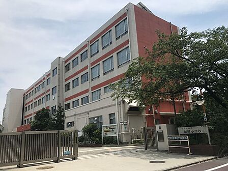 堀田小学校まで 550m 徒歩約7分●校訓「明るく 強く 正しく」 教育目標「個性豊かでたくましい堀田っ子の育成」西は新堀川,東は郡道,南は名鉄本線に囲まれ,学区の中央を南北に堀田通が走っている。