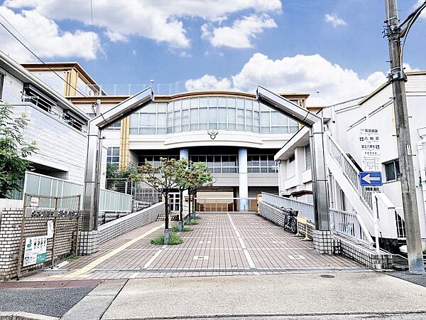 御劔小学校まで　687m　徒歩約9分　瑞穂区の「高田城跡」にある公立校です。リニューアルされた綺麗な校舎が特徴で、小規模ながら落ち着いた環境のなかで行事も盛んです