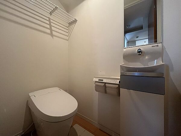 清潔感あるトイレは落ち着く空間です！手洗いボウルも完備されています♪