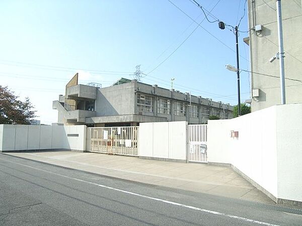 枚方市立藤阪小学校 700m
