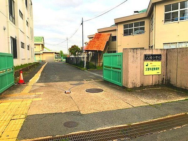 八幡市立八幡小学校 140m