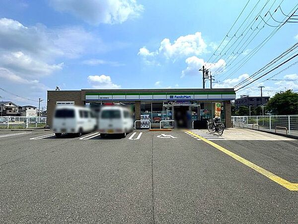 ファミリーマート寝屋川黒原橘町店 750m