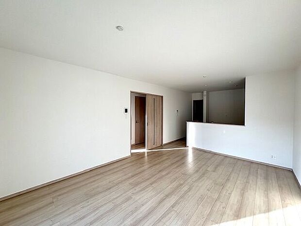 おしゃれな内装、対面式キッチンのLDK。