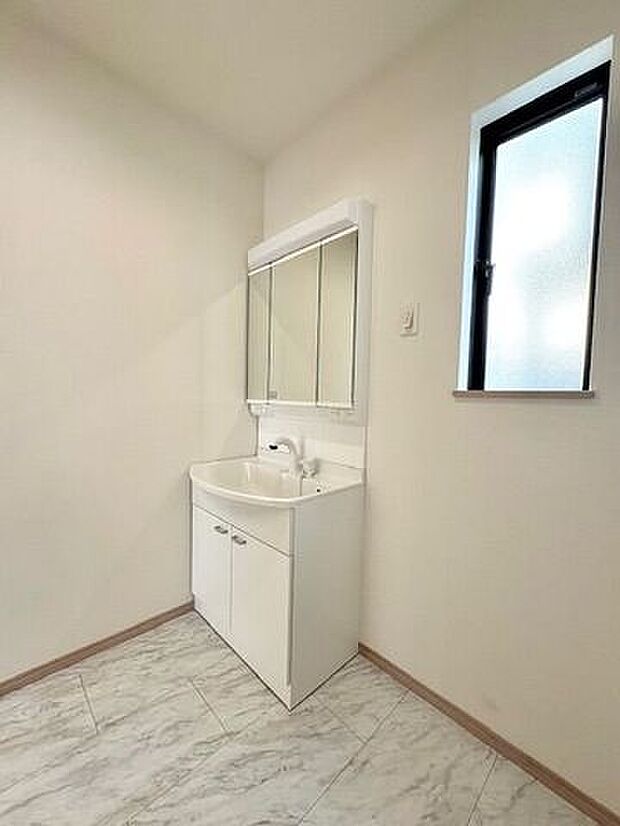 ゆとりのある洗面脱衣所。