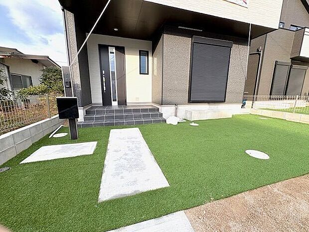 玄関先には人工芝が敷かれています。