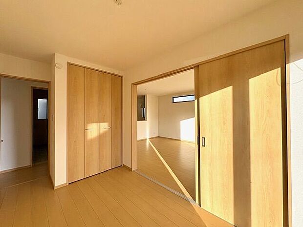 LDK隣接の洋室。収納あり。