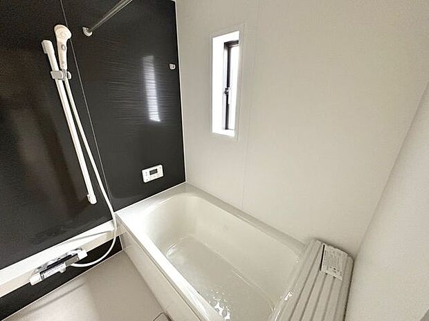 ユニットバス、同物件別住戸の画像となります。