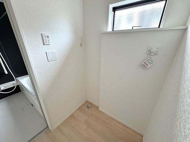 洗面所、同物件別住戸の画像となります。