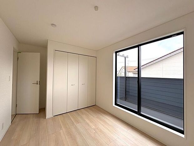 2F洋室、同物件別住戸の画像となります。