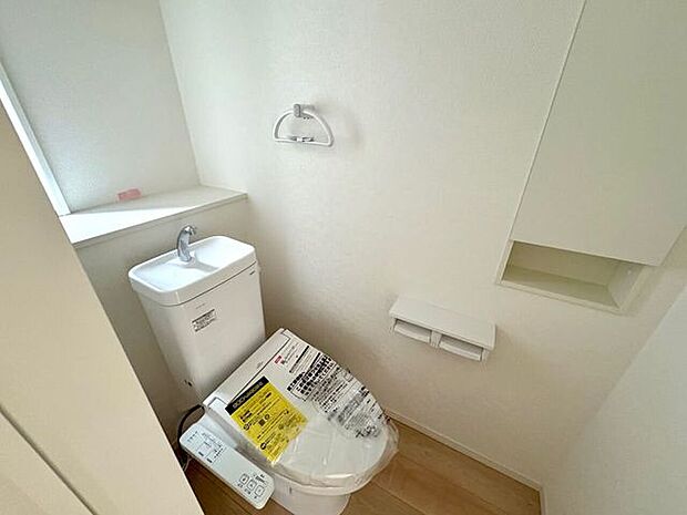 1Fトイレ。温水洗浄暖房便座付きです