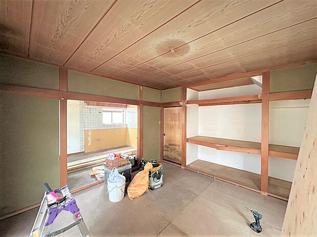【リフォーム中】1階和室です。壁天井のクロス張替、床材はフローリングに変更、収納の建具も新規交換いたします。