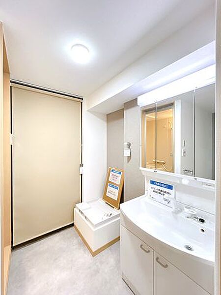 【リフォーム済/洗面所】洗面化粧台は新品に交換しました。三面鏡タイプなので朝の支度がしやすく、見た目もすっきりします。
