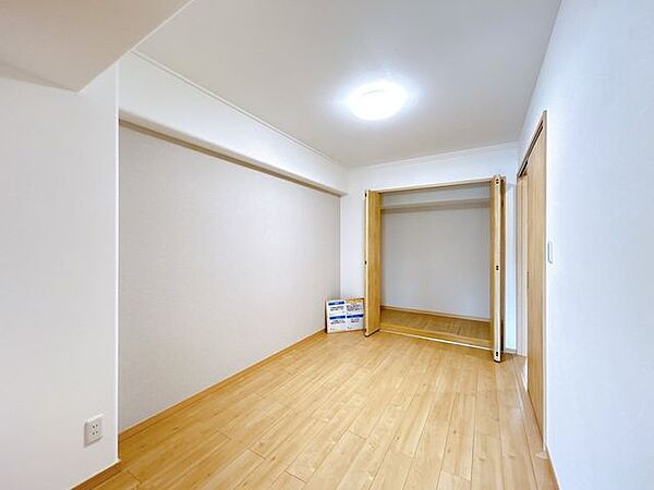 【リフォーム済/6帖洋室】洋室に間取り変更、クローゼット新設、建具交換、クロス張替、照明交換、火災報知器設置いたしました。扉を開ければリビングとしても使用可能です。