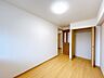 洋室：【リフォーム済/5.3帖洋室】フロアタイル重ね張り、建具交換、クロス張替、照明交換、火災報知器設置、いたしました。クローゼットにはお洋服をすっきり収納出来て良いですね。
