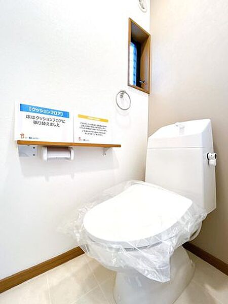 【リフォーム済/2階トイレ】便器交換、クッションフロア・クロス張替を行いました。