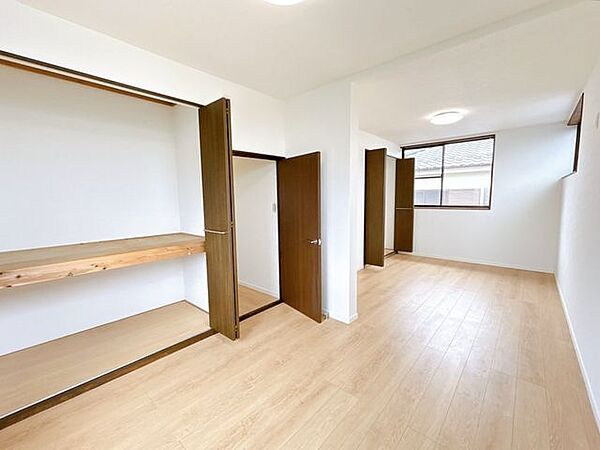 【リフォーム済/2階10.5帖洋室】フローリング重ね張り、クロス張替、照明交換を行いました。
