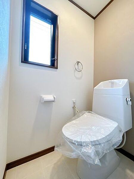 【リフォーム済/2階トイレ】便器交換、クロス張替、照明交換、クッションフロア重ね張りいたしました。温水洗浄便座もついており、便利です。