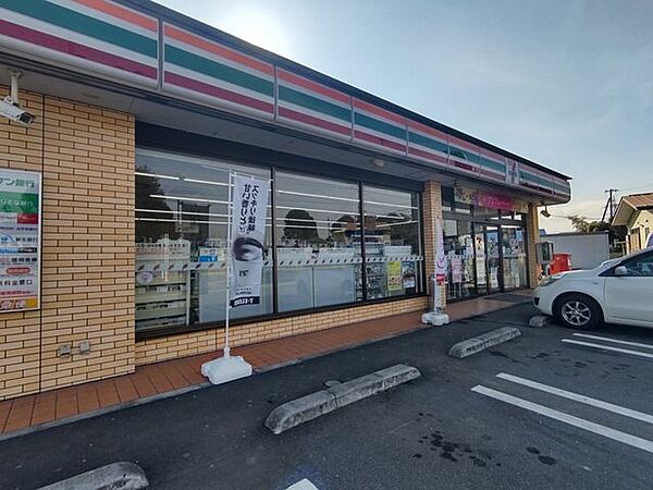 【コンビニ】セブンイレブン日高女影店まで徒歩8分（550ｍ）です。気軽に歩いて行ける距離でうれしいですね。