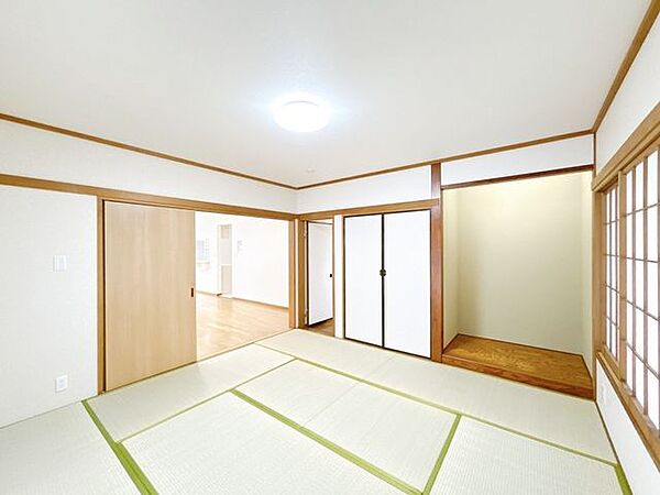 【リフォーム済/1階和室】畳表替え、クロス張替、照明交換、襖障子張替を行いました。リビングと続き間なので、居室としてだけでなく、家族団欒のスペースとしてもご利用頂けます。