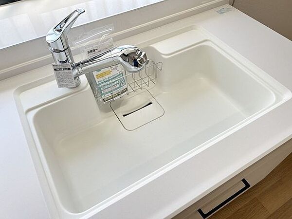 【リフォーム済/シンク】新品交換したキッチンは人工大理石のシンクです。水垢がつきにくく主婦の味方です。