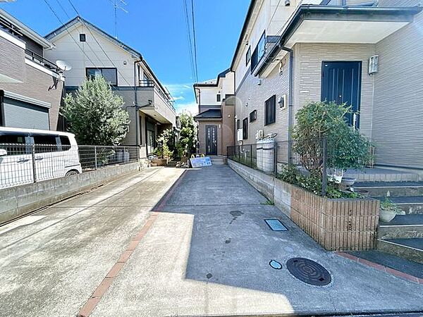 【駐車場】車種により駐車2台可能です。大通りに面さないため、ゆっくり時間をかけて駐車することが出来て安心です。