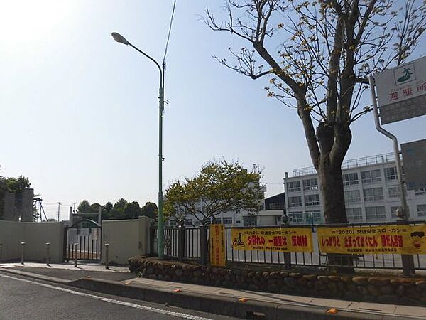 ファミリーマート狭山店 【奥富小学校　1100ｍ　徒歩約14分】 450m