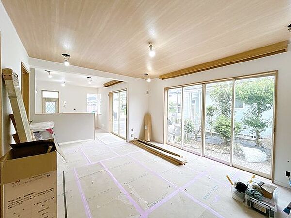 【リフォーム中8/24撮影/リビング】キッチン交換、フローリング重ね張り、クロス張替、照明交換を行います。