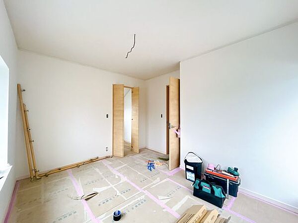 【リフォーム中9/27撮影/2階南西側洋室】クロス張替え、建具交換、フロアタイル重ね張り、照明交換、スイッチコンセント交換等を行います。
