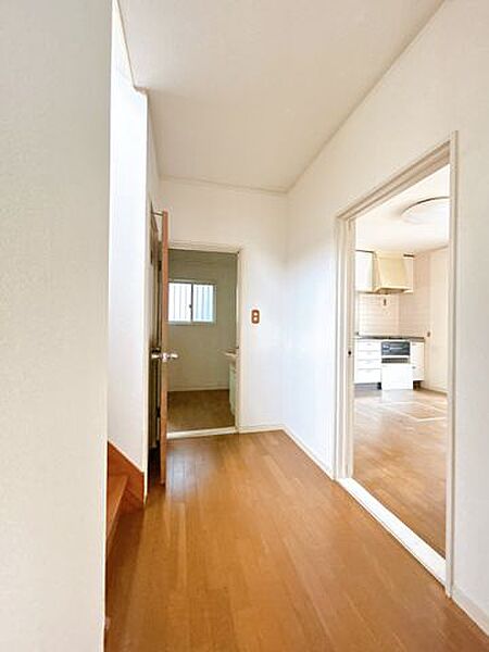 【リフォーム中/1階廊下】クロス張替え、フローリング重ね張り、建具交換、照明交換等を行います。