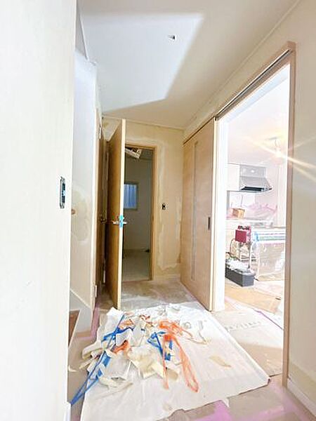 【リフォーム中9/27撮影/1階廊下】クロス張替え、フローリング重ね張り、建具交換、照明交換等を行います。