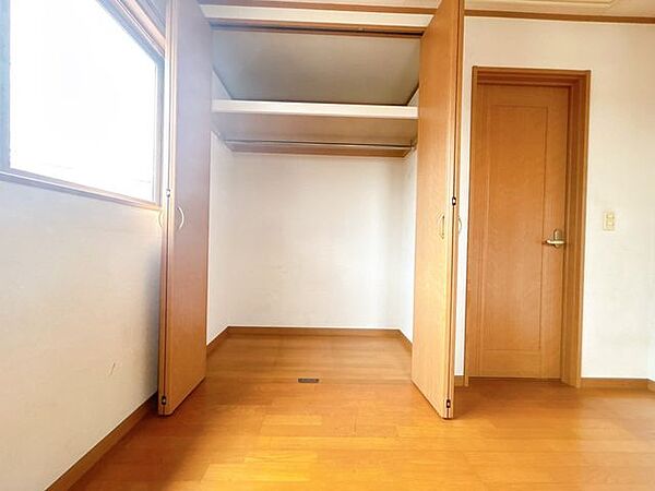 【2階洋室　収納】